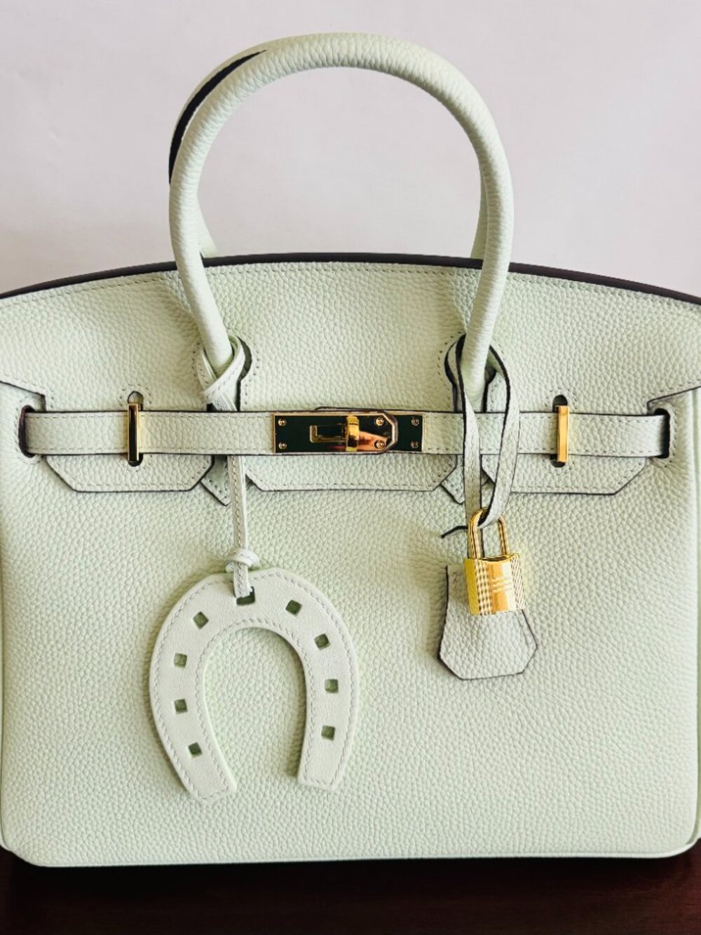 NEVER USED: STUNNING, ICONIC STYLE SATCHEL BAG